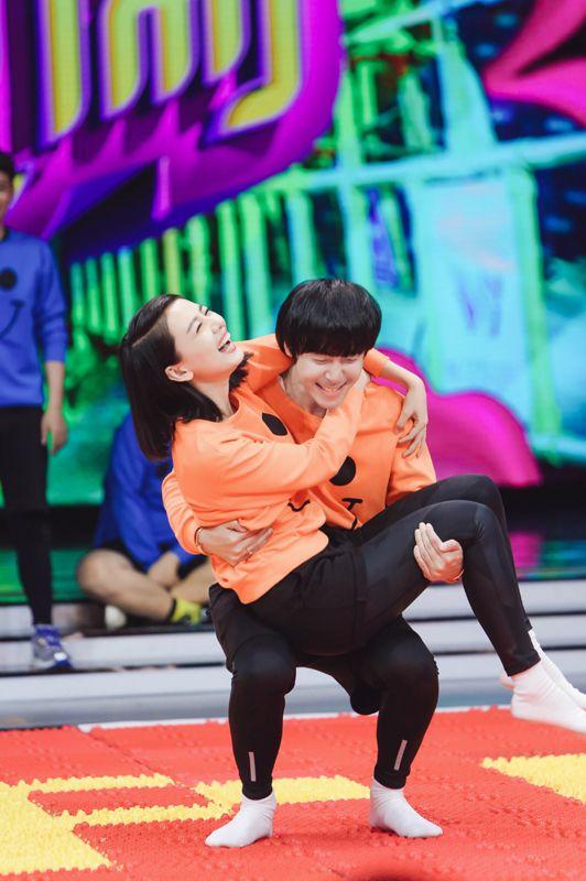 高圆圆韩火火亮相《快乐大本营》 花式秀友情