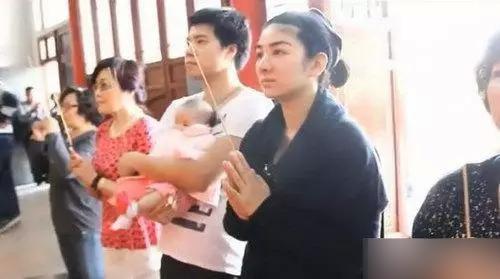 曝黄毅清强行带女儿出国 黄奕发朋友圈求助好