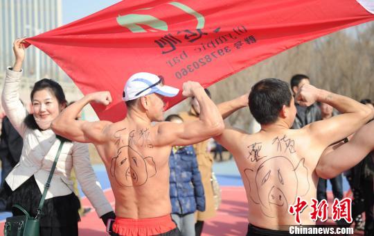 蘭州“光豬跑”寒冬開玩展現低碳環保健康理念