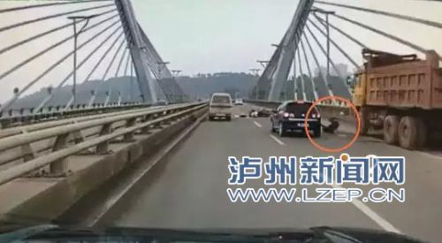 泸州一大桥发生离奇车祸 黑衣人凭空出现被撞