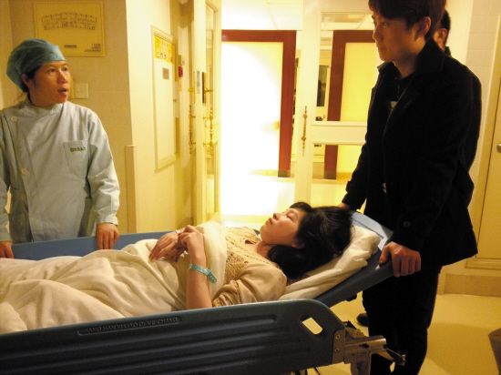 深圳孕妇在广州地铁站平安产子 列车员帮助接生【组图