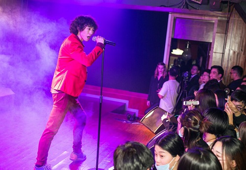 《我的滑板鞋》庞麦郎演唱会全程假唱 跟不上