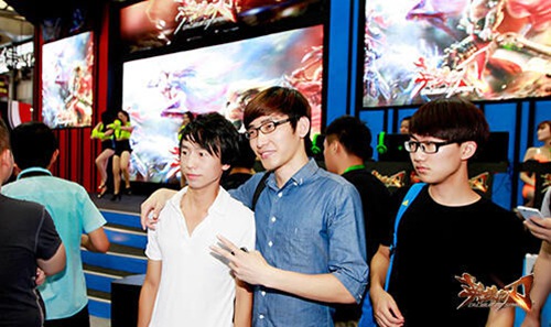 《我的滑板鞋》庞麦郎演唱会全程假唱 跟不上