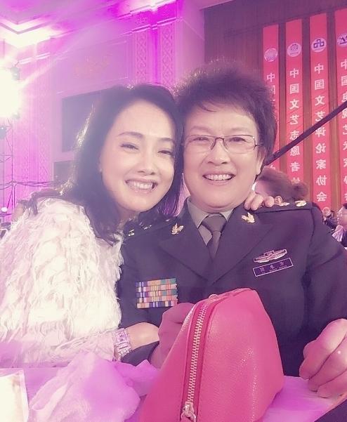  43岁牛莉逆生长 皮肤嫩出水 牛莉神秘老公和女