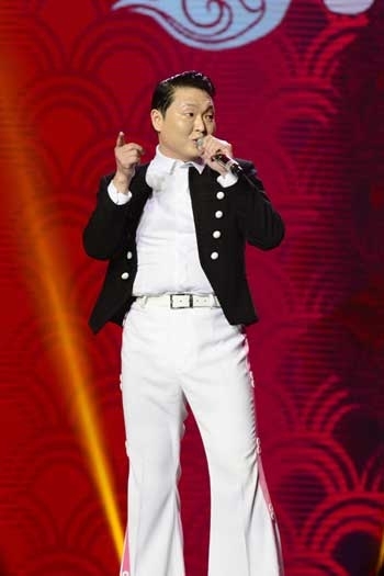 鸟叔空降江苏春晚秀电舞神曲《喇叭裤》 自称