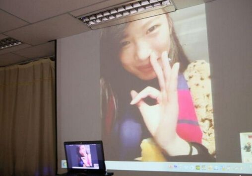 军人通过视频下跪求婚 未婚妻摆手势OK