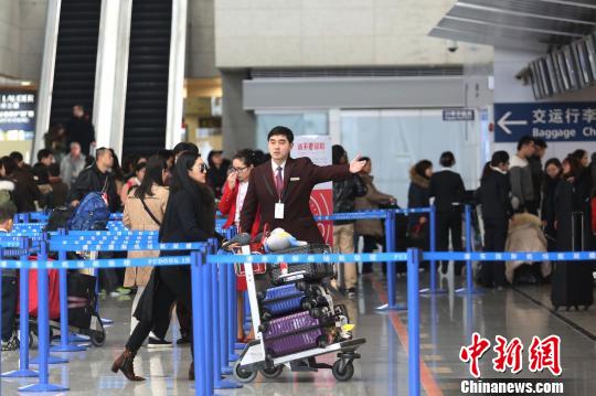 上海浦东机场推出服务新举措 应对2016旅客增