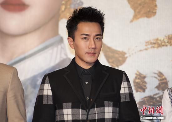 郑爽穿格子裙清纯可爱 与刘恺威相互喂食显亲