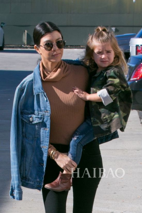 үSgPd (Kourtney Kardashian) aMasonBPenelopeBյPS (North West) bnܶ~X