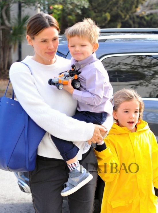 ��g���P�[�� (Jennifer Garner) �a�o���T�ӫĤlViolet�BSeraphina�BSamuel�b�����F�~�X
