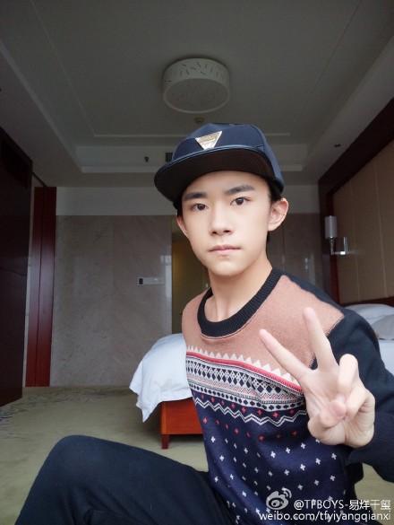 易烊千玺穿秋衣秋裤9连拍自称严肃boy 千玺到