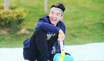 郑恺设计太阳眼镜 揭郑恺90后豪门女友程晓玥