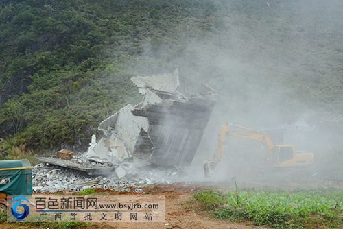 靖西依法拆除德爱片区27宗违法建筑物