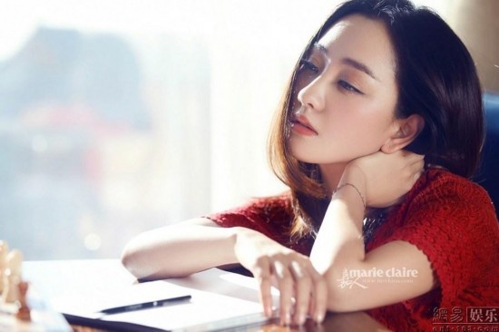 杨蓉时尚大片曝光 灵动眼眸浅笑嫣然侧卧回眸