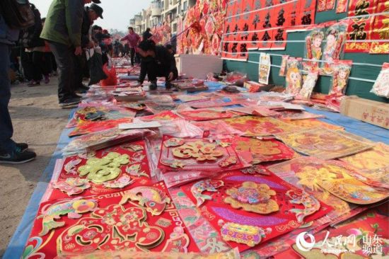 “福”滿地。人們在這裡選購“福”字，期待來年的幸福。（攝影 劉穎婕）