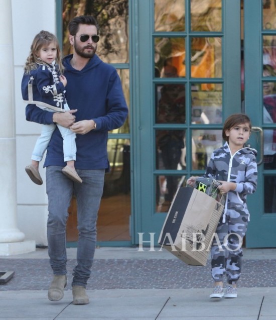 �үS�g�P�d���� (Kourtney Kardashian) ���ۤν�j��MScott Disick �aMason�BPenelope�~�X