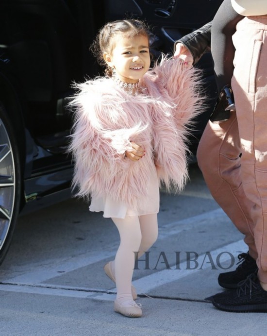 �үS�g�P�d���� (Kourtney Kardashian) �M�k��Penelope�B�յ��P�����S (North West) �b�n�ܶ��~�X