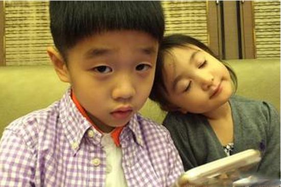 奥莉伙伴沙发合影萌萌哒 小萝莉小正太大合集萌哭网友--江西频道--人民网