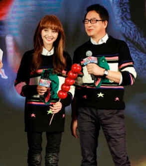 郑爽台下为爸爸补妆被赞贴心小棉袄 一夜暴瘦