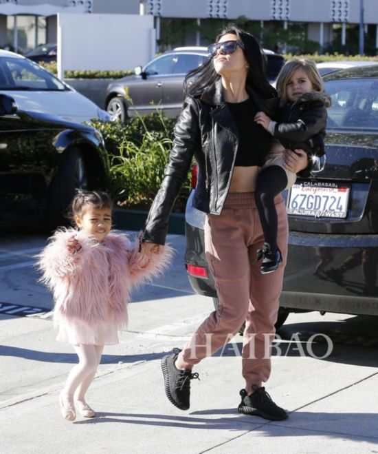 �үS�g�P�d���� (Kourtney Kardashian) �M�k��Penelope�B�յ��P�����S (North West) �b�n�ܶ��~�X