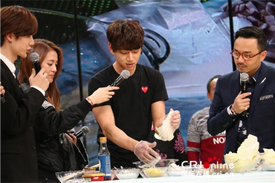 《天天》黄致列连线白智英魔性笑声实力圈粉 