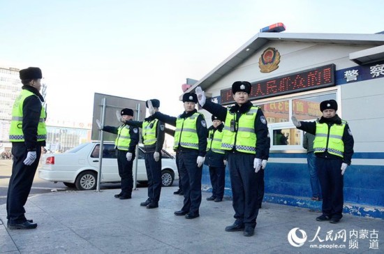 呼和浩特火車西站交警崗亭前，包青山正在培訓大隊交警執勤手勢。（陳立庚 攝）