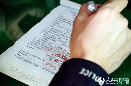 認真填寫交通處罰單。（陳立庚 攝）
