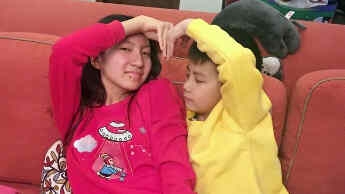 胡军片场隔空喊话晒康康爬树照 揭胡军与老婆