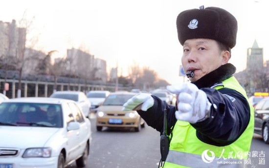 16：50， 高峰期疏導交通是包青山每天的“必修課”。（陳立庚 攝）