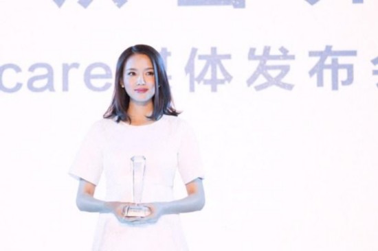 张梓琳挺大肚自拍 穿深色外套手挡住头上的强