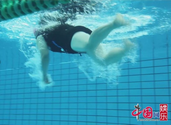 《了不起的挑战》恶搞视频 岳云鹏狗刨游泳似