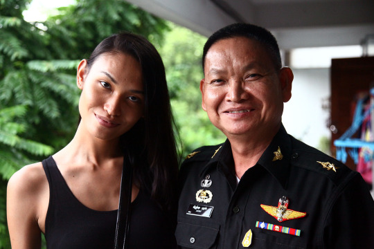 泰国变性模特自述人生:每天服用激素--山东频道