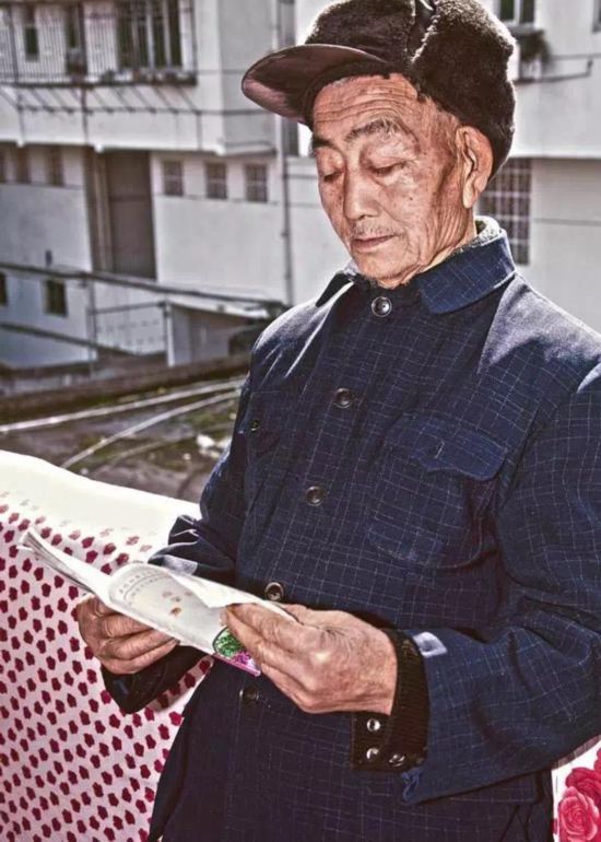 爷爷接到城里,换了一身行头,用镜头创造了奇迹,这一次,中国老爷子帅到
