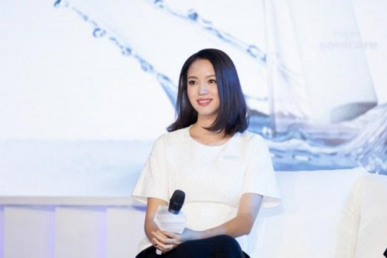 张梓琳挺大肚自拍 穿深色外套手挡住头上的强