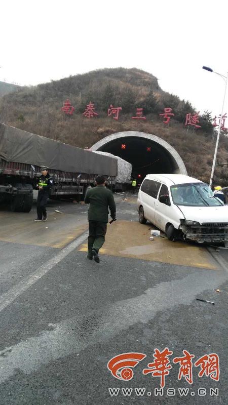 沪陕高速商洛段11车连撞 已致一死一重伤