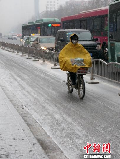 受霸王级寒潮侵袭 郑州开启下雪模式