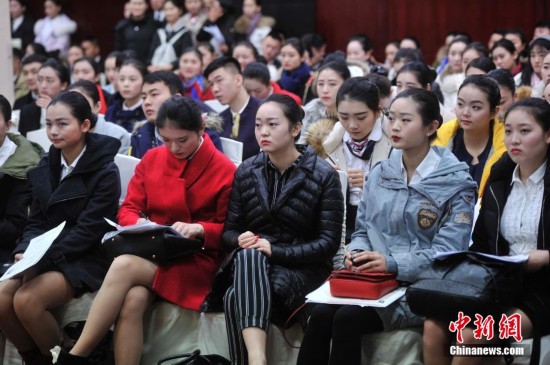 重庆一航空公司招聘空乘 众多美女进行初试角