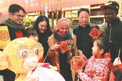 南京夫子庙举办扎花灯比赛 4名外国留学生参加
