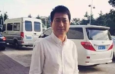 郑爽爸爸成网红颜值高过爽妹男友 郑爽躲门后