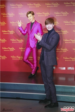  李钟硕蜡像亮相  骚粉西装亮瞎眼 李钟硕承认整