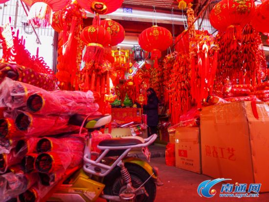 南通年货市场张灯结彩成为寒冬中一道靓丽风景