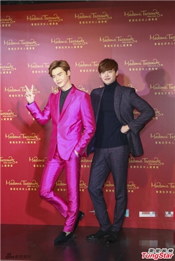 李钟硕蜡像亮相 骚粉西装亮瞎眼 李钟硕承认整