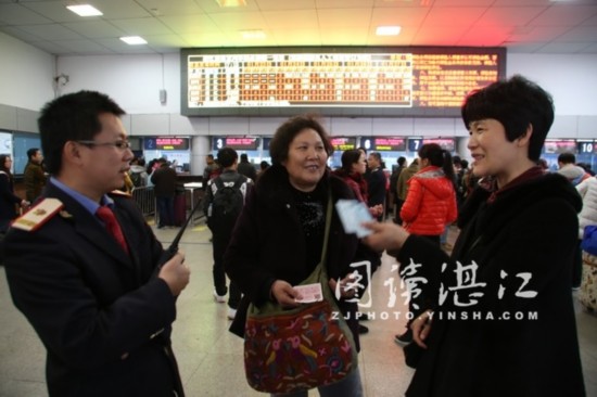 湛江火车站真情服务过海受阻列车旅客