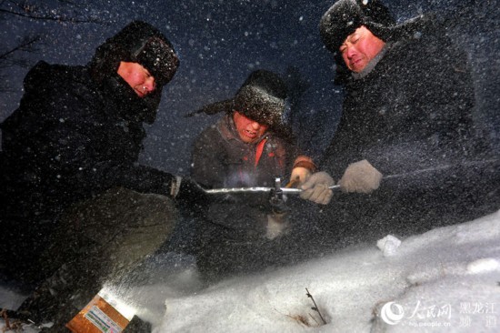 【图说】“霸王级”寒潮来袭 电力工人－36℃连续作业10小时