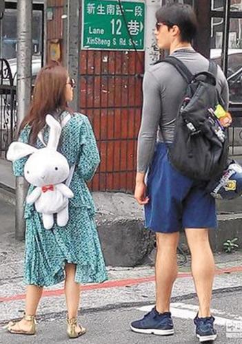 蔡依林与男友锦荣赴日 惊被狗仔拍吓到分头走