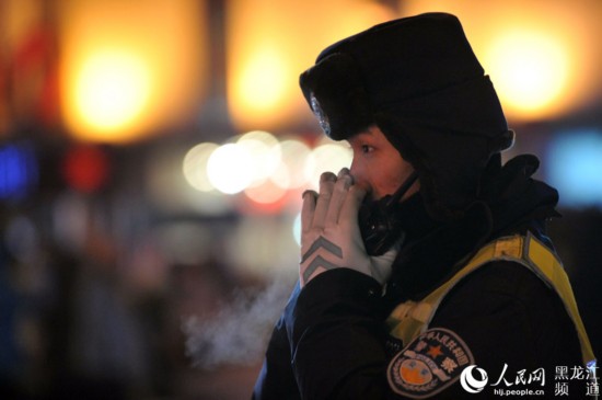 酷寒天氣中多數交警都患上感冒和咳嗽。楊志勇 攝
