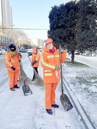 大雪降临 淮安环卫工7点前埋头扫雪120多分钟