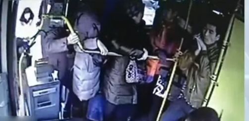 小伙未让座被老人怒扇耳光 边打边喊让不让