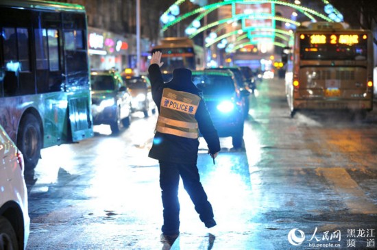 晚間氣溫已降至零下近30度，交警在冰面上執勤。楊志勇 攝