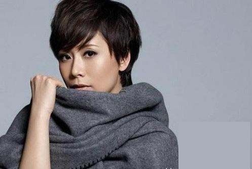 女孩露锁骨冻瘫肩膀 颈肩痛年底易高发